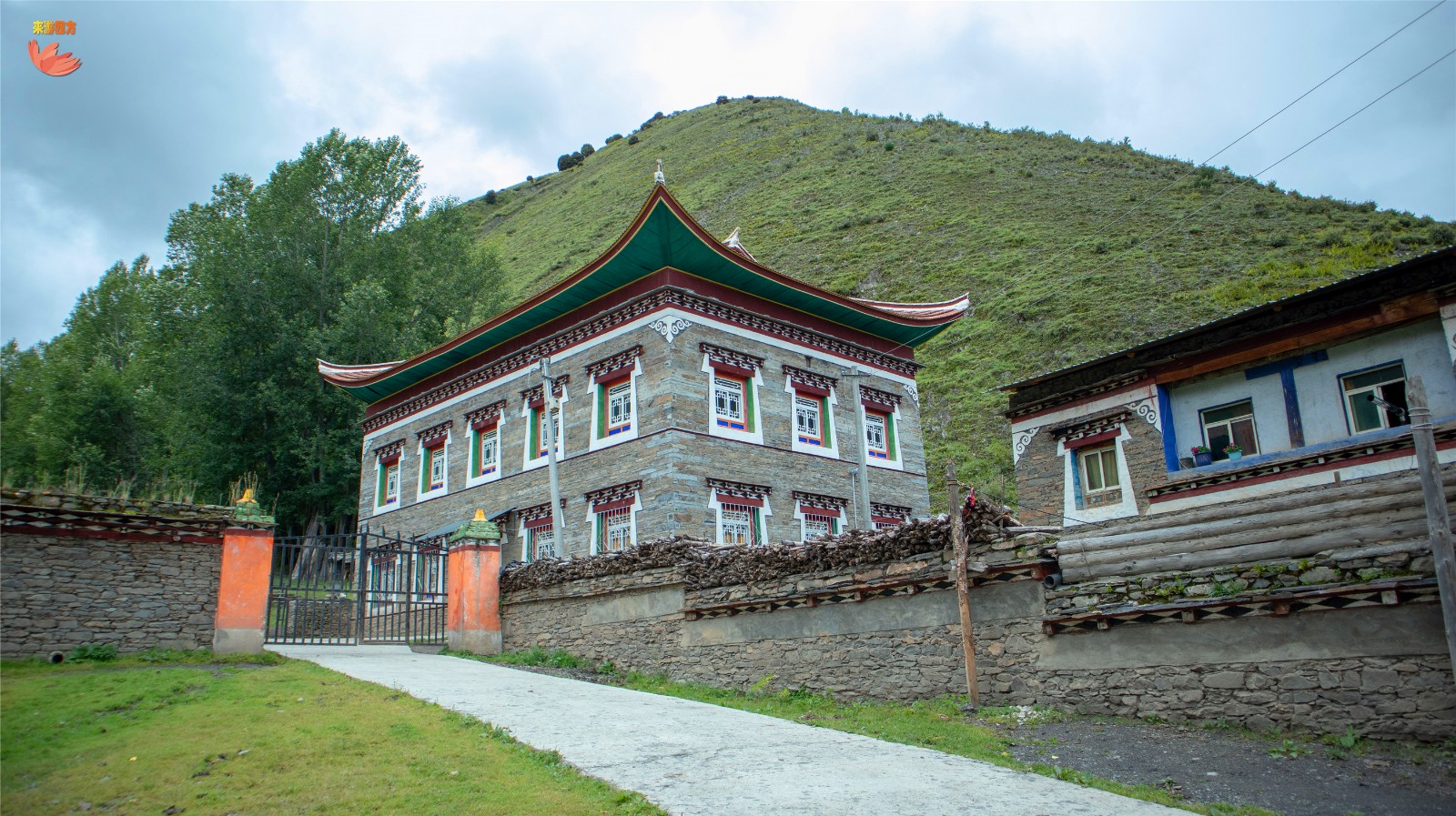 成都亚丁十日行之居里寺,壁画百年,紧挨着天葬台,独有木雅藏戏_寺庙
