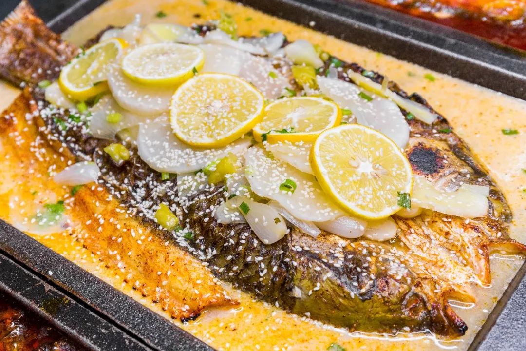 辣那么对于不吃辣的朋友选择这锅柠檬酸汤烤鱼绝对没错了▼以柠檬提鲜