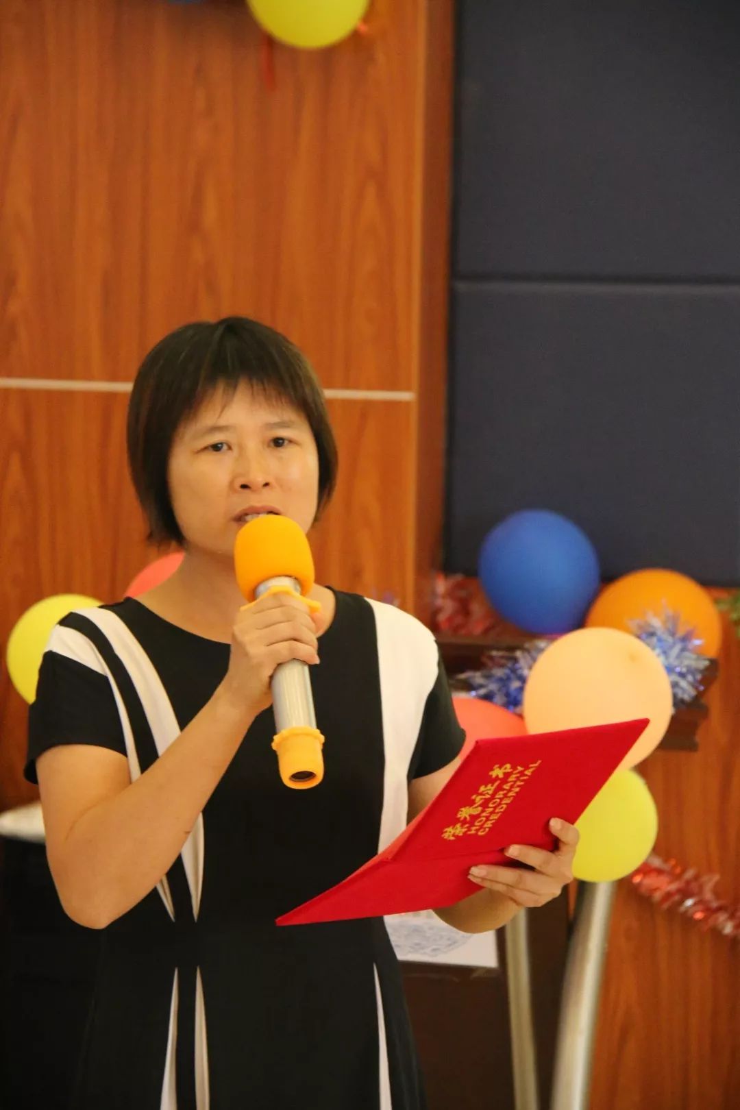 余兰英主任宣读颁奖词梁广照主任宣读颁奖词梁翠友主