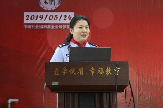 公安部刑事侦查局打拐办副主任孟庆甜向学生和家长们介绍了"公安部