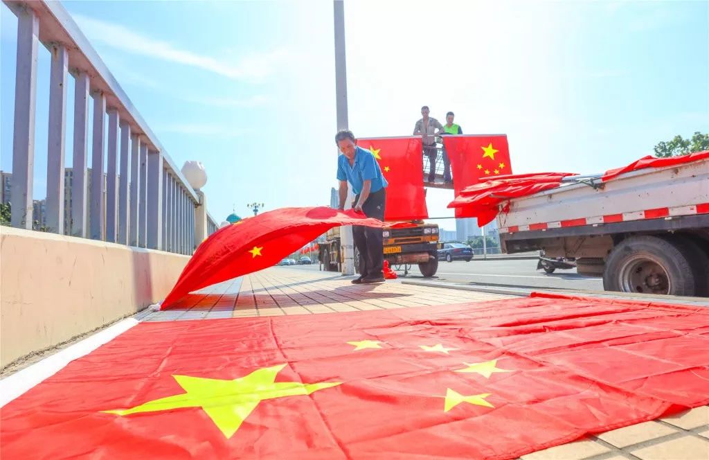 图说遂宁庆祝新中国成立70周年我市大街小巷五星红旗迎风扬