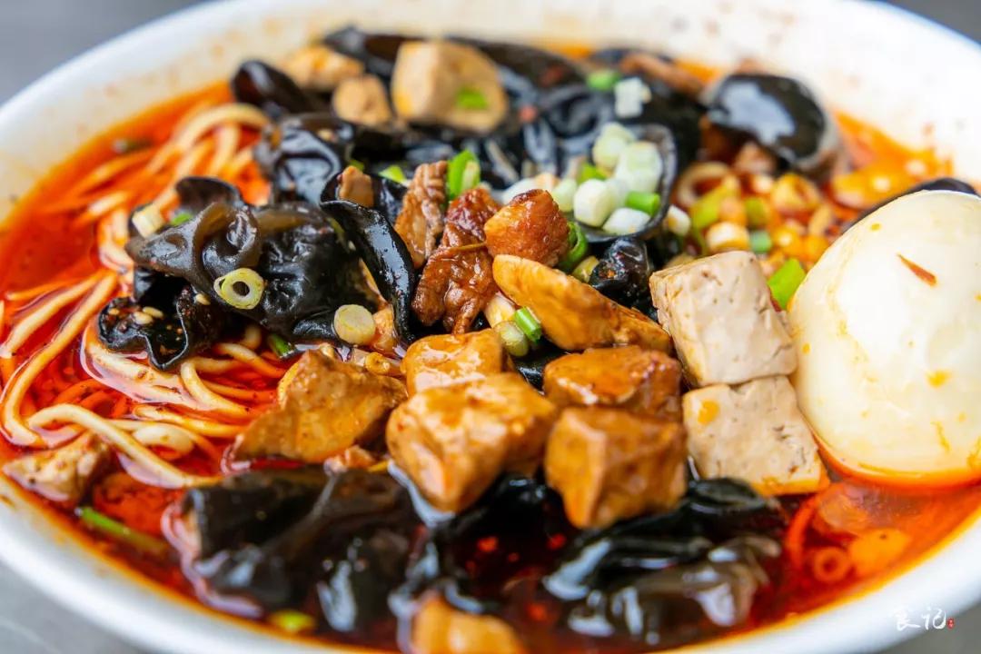 在襄阳的这条老巷旁竟然藏着一家四十年的老窝子面馆吃过就让人忘不了