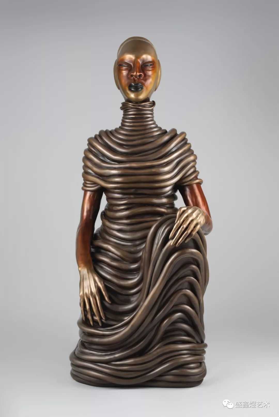 姆图非洲妇女青铜雕塑在大都会博物馆创造历史