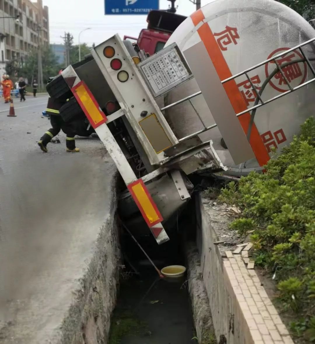 险昨日清晨一油罐车发生侧翻多方紧急救援妥善处置