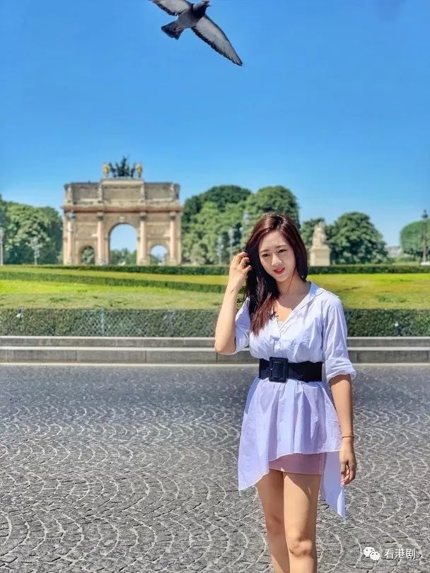 胡美貽三點式豪晒34e為仔凍到飛起