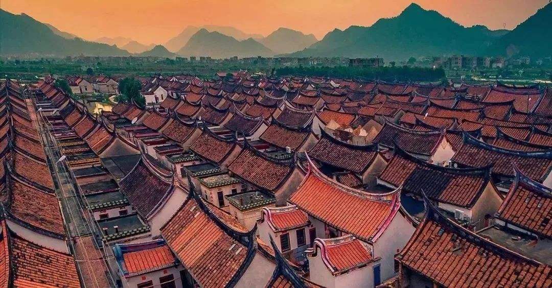 厦门这座古村一千多年历史红砖红瓦燕尾脊富丽堂皇的民间艺术