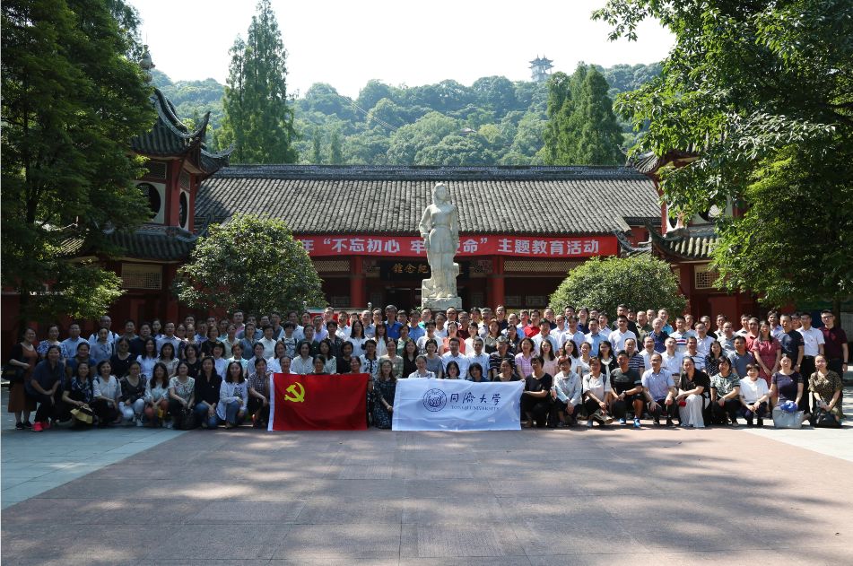 雕像背影(手機拍攝,拍攝地點:宜賓市翠屏區趙一曼紀念館廣場)備註