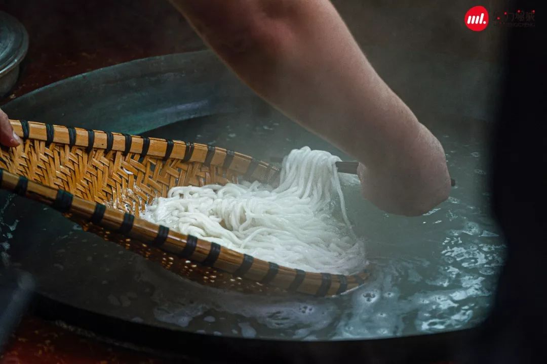 从事过许多行业▲濑粉手工制作者:陈冠忠吸引了不少人前来拜师学艺他