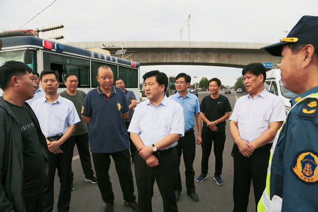 市长范晓东带领相关部门调研我市交通安全及大气污染防治工作