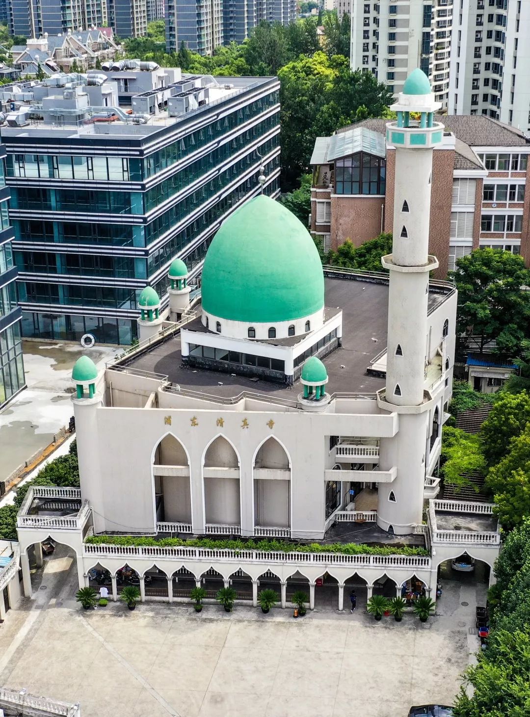 浦东清真寺浦东清真寺又称浦东回教堂,位于浦东大道吴家厅甲16号.