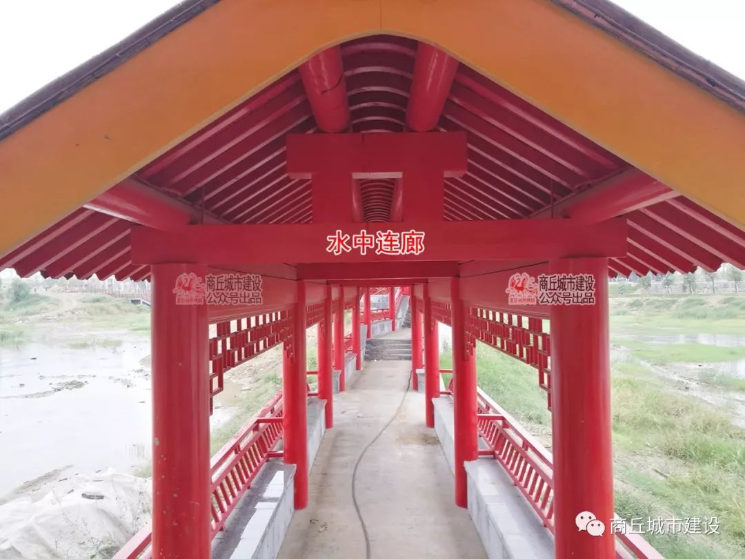 水中连廊一直延伸至湖中心,亭子被树遮挡了.