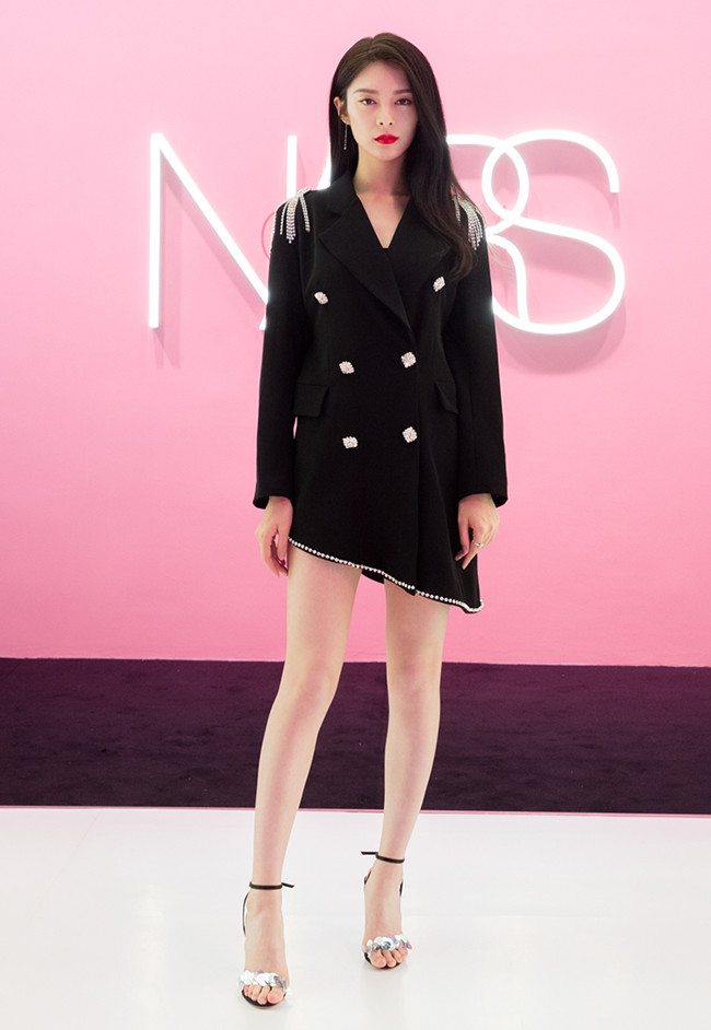 傅菁穿西装抹红唇变总裁,可这腿才是一绝,光滑得自带丝袜效果!