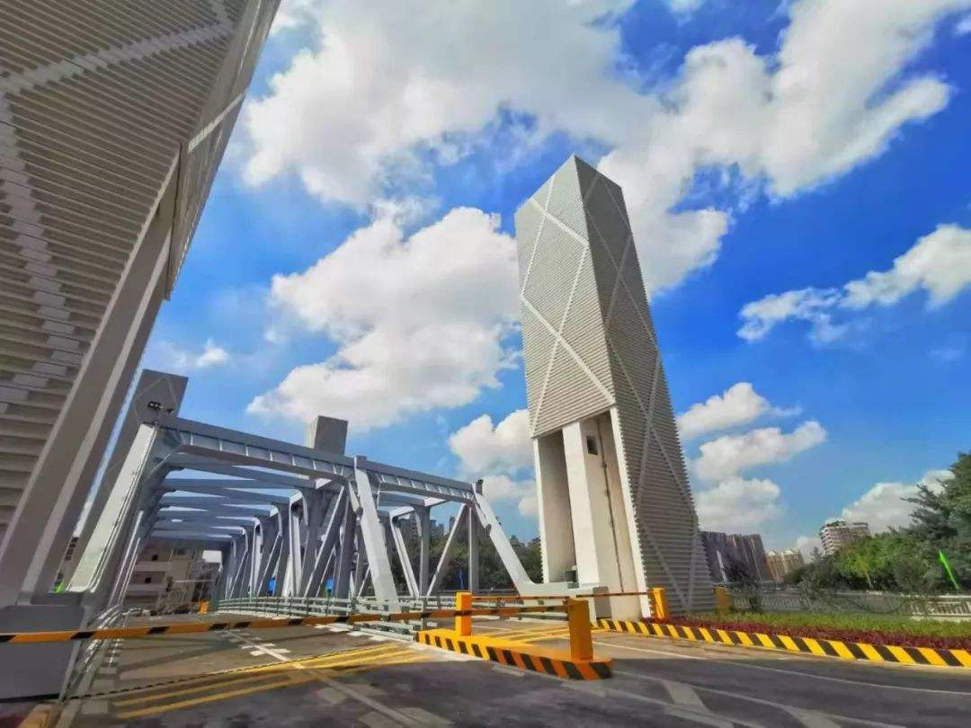 它是广州市番禺区市桥河道上的第六座跨河大桥——光明大桥,与另外五