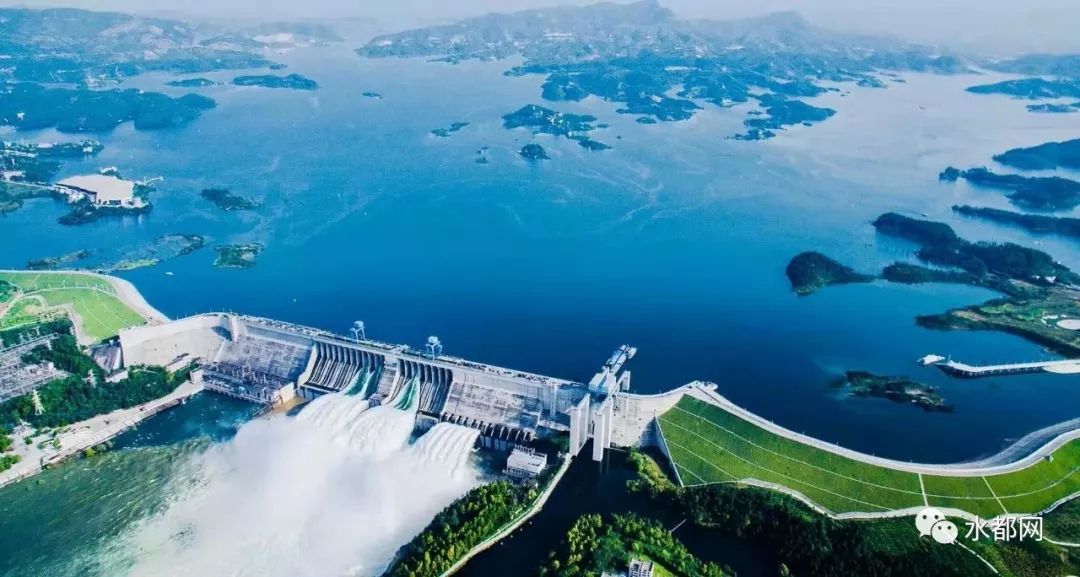 丹江口水库水位16196米大坝开两孔泄洪