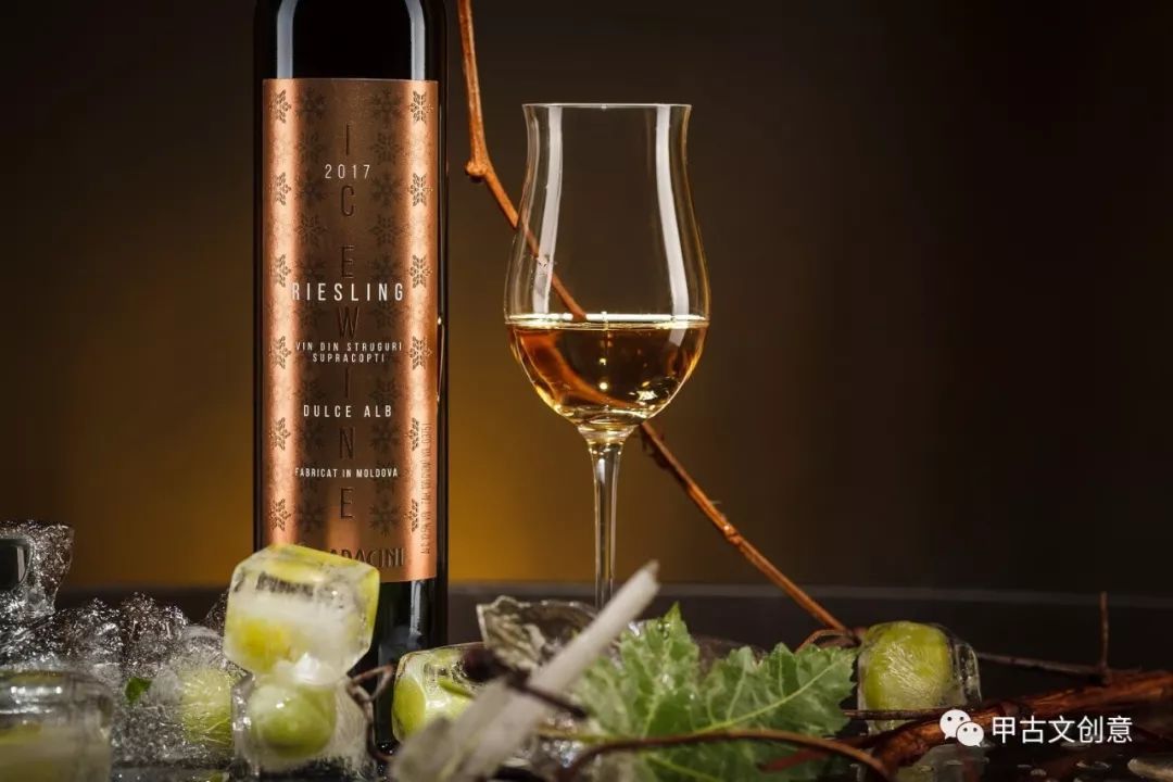 在凉风笼罩的葡萄园中感受冰酒的温暖