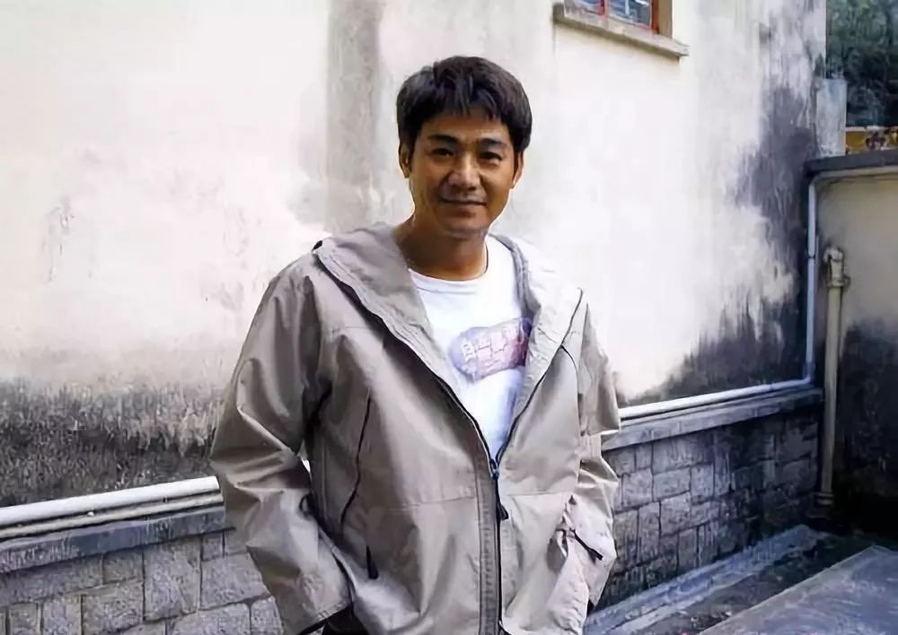 他就是尹扬明在古惑仔里扮演喜欢十三妹的韩宾但不知道你们还记不记得