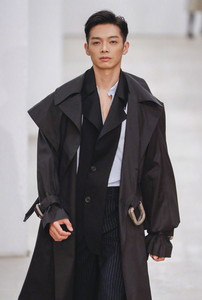 飞轮海39岁成员伦敦登台走秀眼袋明显和当年小鲜肉形象大相径庭