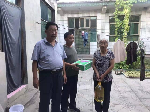 高邑县文化广电体育和旅游局副局长刘兴国到所包村西大二村进行慰问