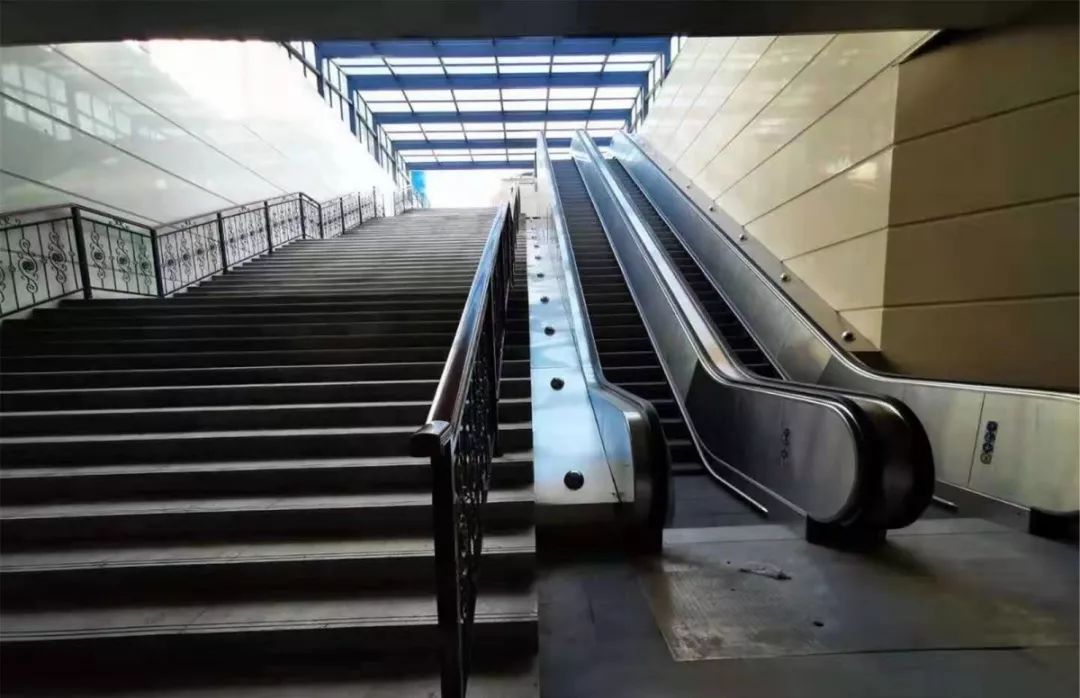 下了公交车可直接从地下通道进站,还带上下行电梯