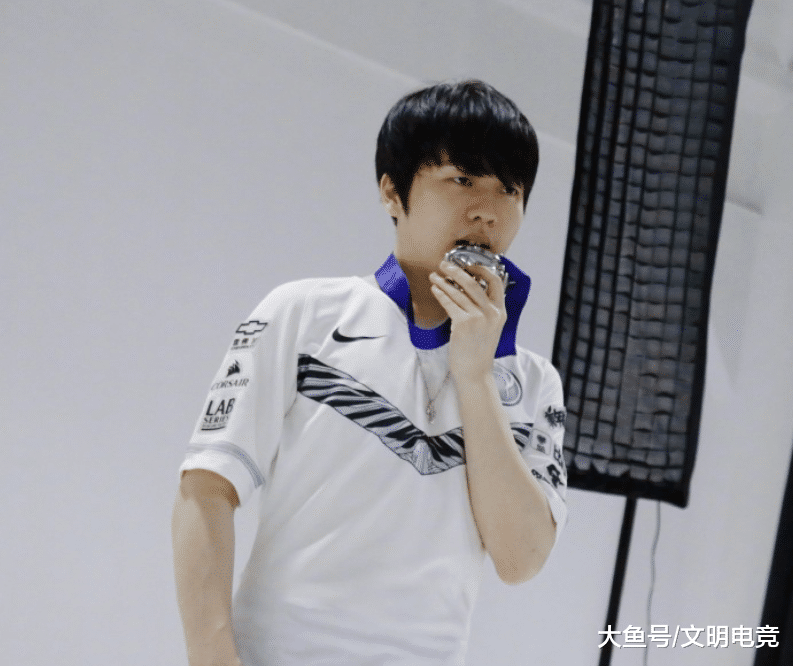 ig定妆照花絮rookie咬奖牌宝蓝扇子半遮面宁王动作亮了