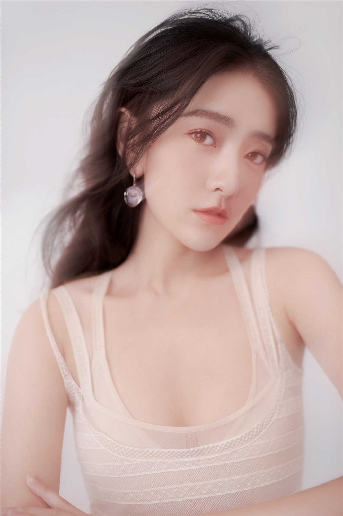 梁洁最新写真释出 仙气缭绕尽显温柔灵动