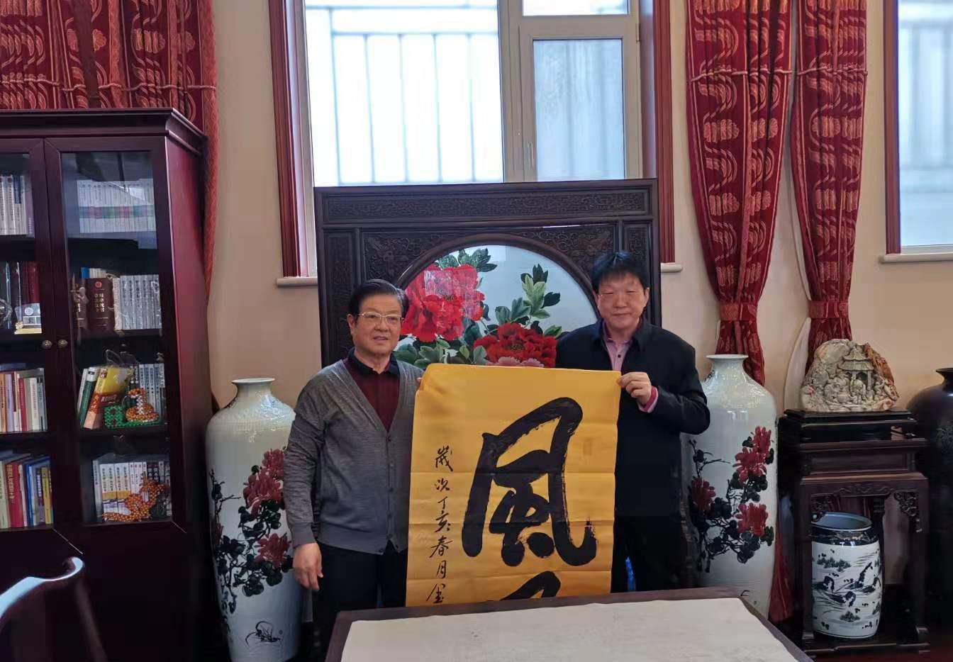 传奇的经历造就他今天的脱俗访书法人张金山