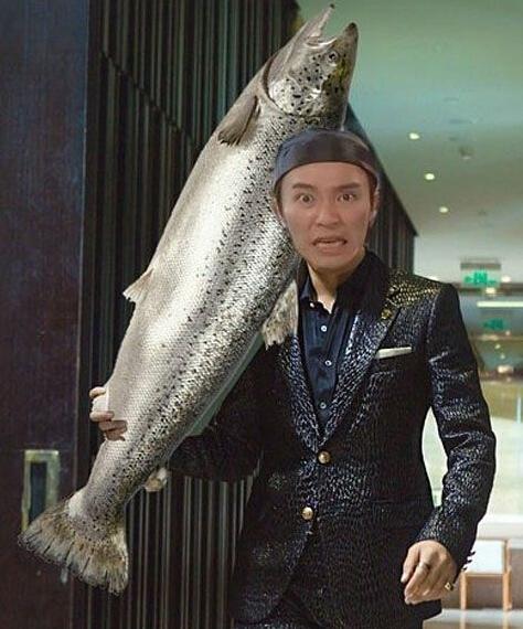 男主角改为开心麻花成员艾伦,同时第一部客串龙剑飞(大碗宽面饰演),将