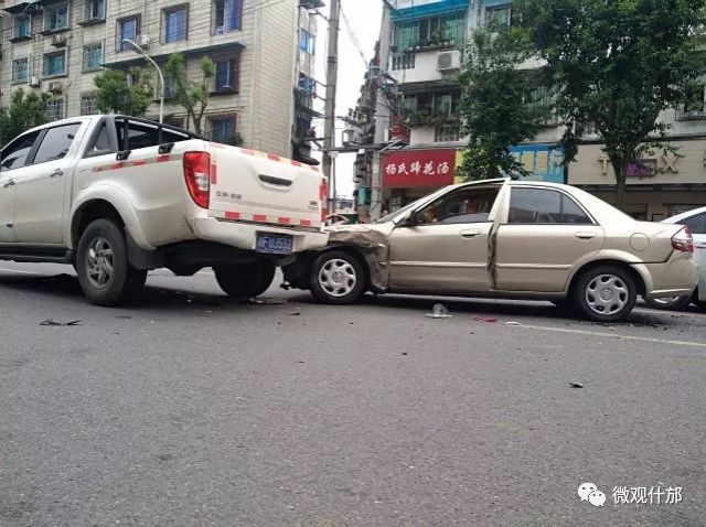 今天中午什邡市利民路段发生一起交通事故两车相撞所幸的是
