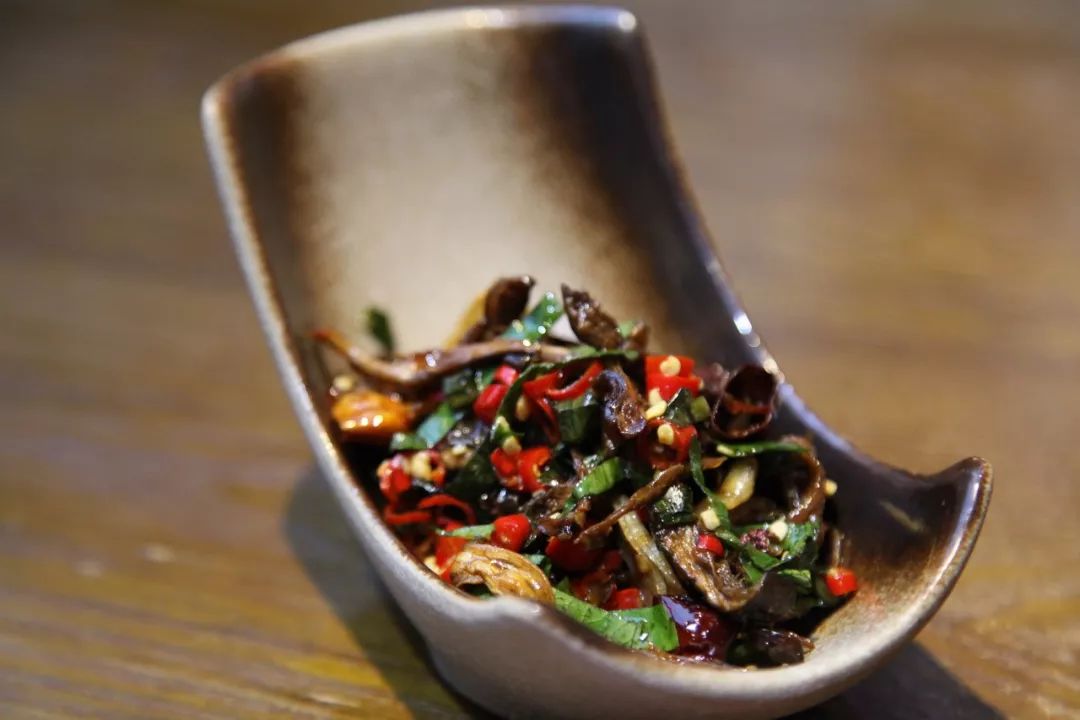 云南人对菌子的执念都拌在了这口油鸡枞里