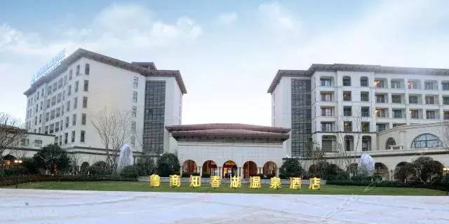 山下有二泉一在村内一在村外泉水热如沸汤故名温泉