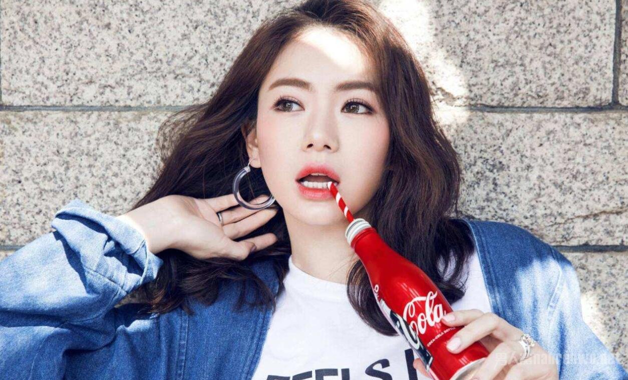 戚薇lucky一模一样 同款翻白眼 网友:戚薇基因太强大