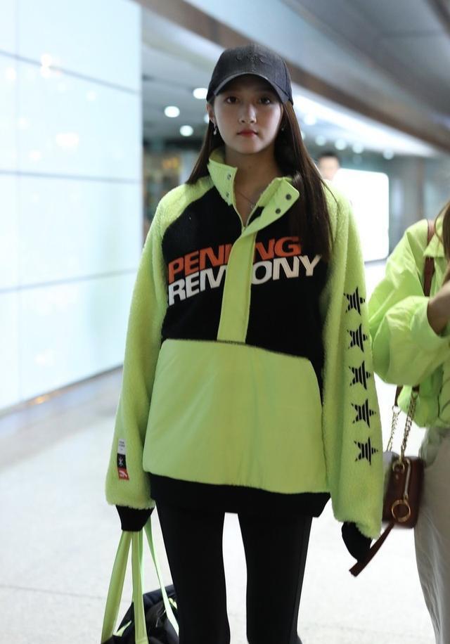 关晓彤霸气出街荧光绿拼色卫衣搭紧身裤妥妥一枚街头酷girl