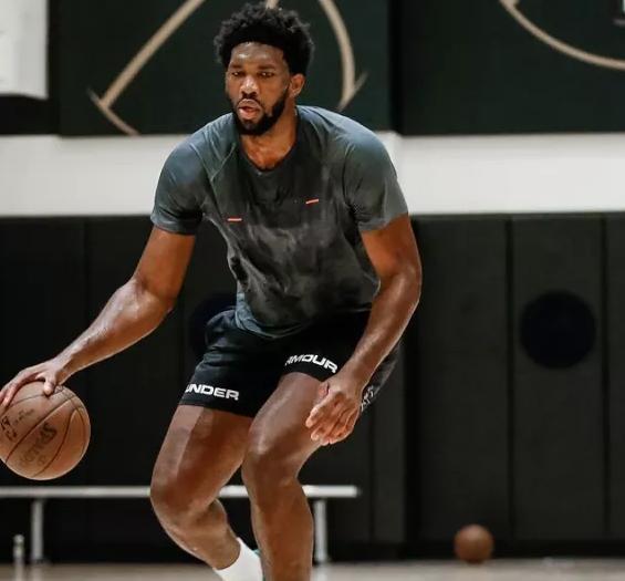 原创猛练下盘力量恩比德休赛期刻苦训练大腿和屁股壮了一圈