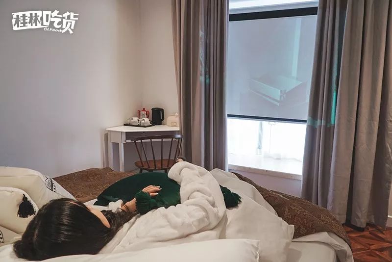 0元睡漓江边的网红白房子自带ins风独角兽泳池住进去就不想离开的聚趴