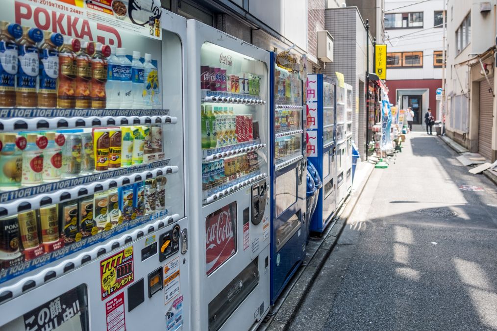 日本街头实拍:满大街无人售货机,没有移动支付自助服务却很发达