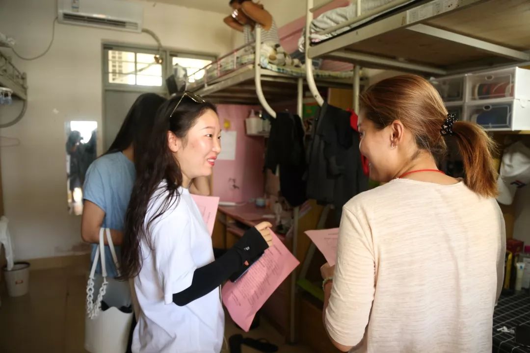 防控登革熱我們在行動海南大學研究生學生幹部前往宿舍樓進行登革熱