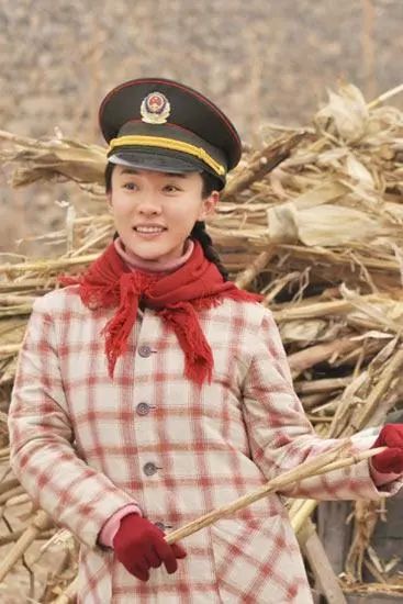 《草帽警察》中,她是古灵精怪的赵小四.