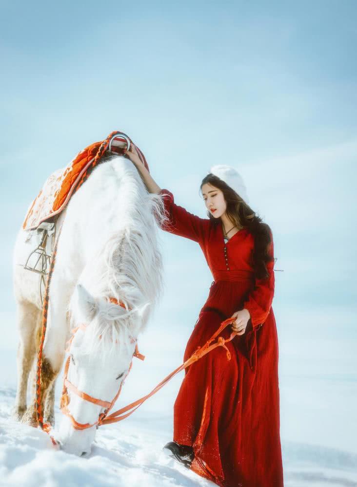 天山脚下的绝美女神,一袭红衣身骑白马