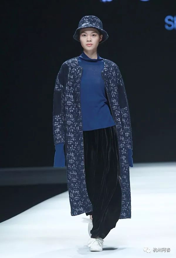 在濮院320创意广场召开的现场这是"中国纺织服装供应链创新巡展"在濮