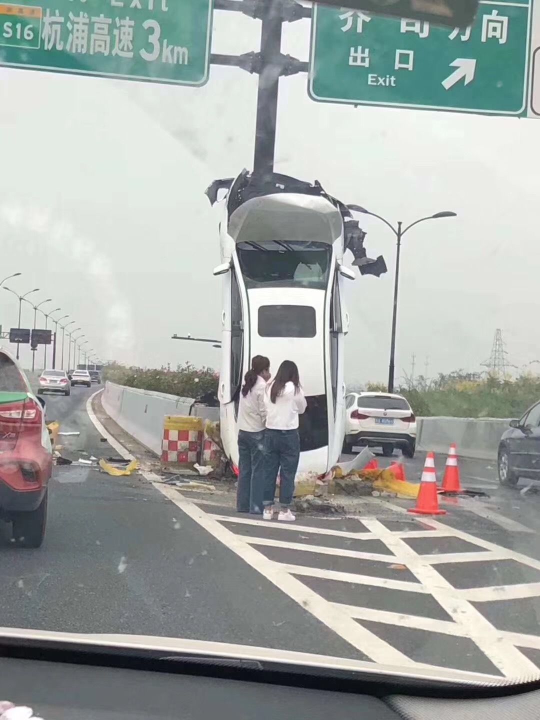 牛逼女司机开车冲上天谁见谁跪