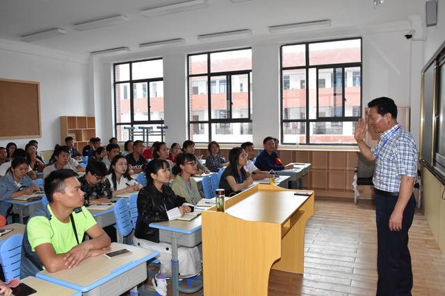 赫章新纪元学校举行开学后第一次全体教职工会议暨教学与师德培训