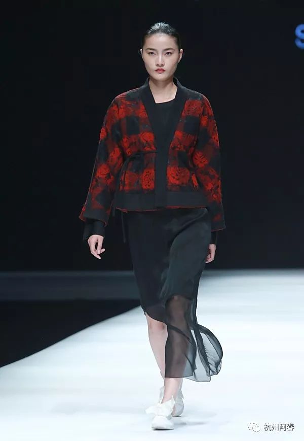 在濮院320创意广场召开的现场这是"中国纺织服装供应链创新巡展"在濮