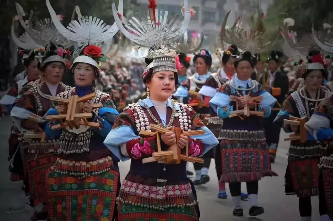 分享丨妙趣横生的苗族板凳舞