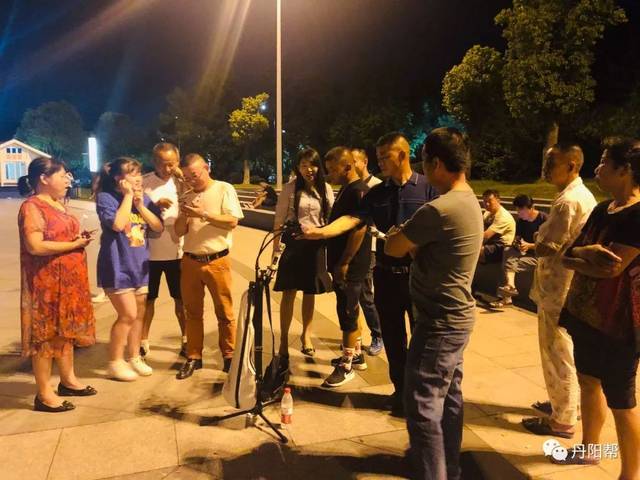 小姑娘唱得真好里三圈外三圈,围观群众里有人举着手机录像,有人在直播