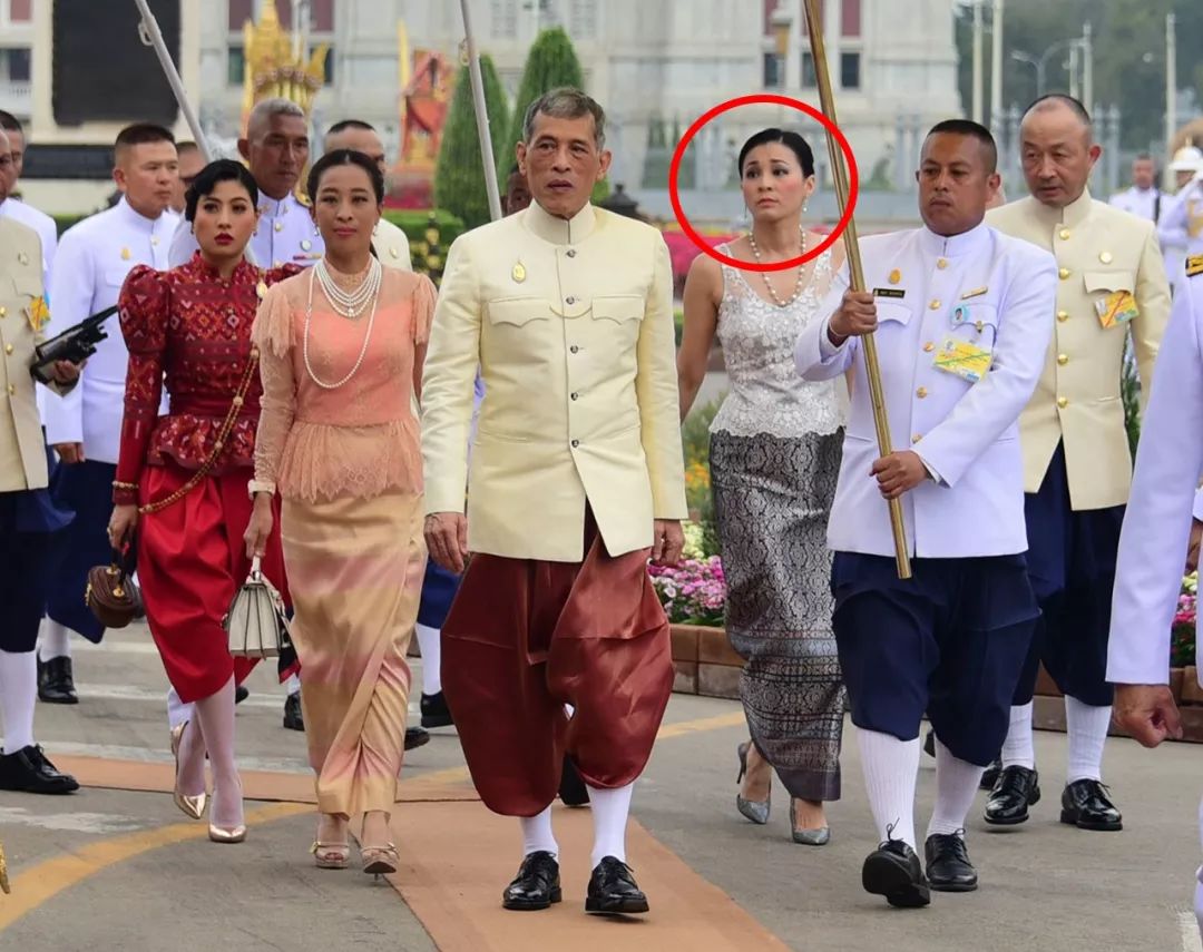 苏提达王后无视王室礼仪穿小吊带搭蛇皮裙公开场合也太奔放了