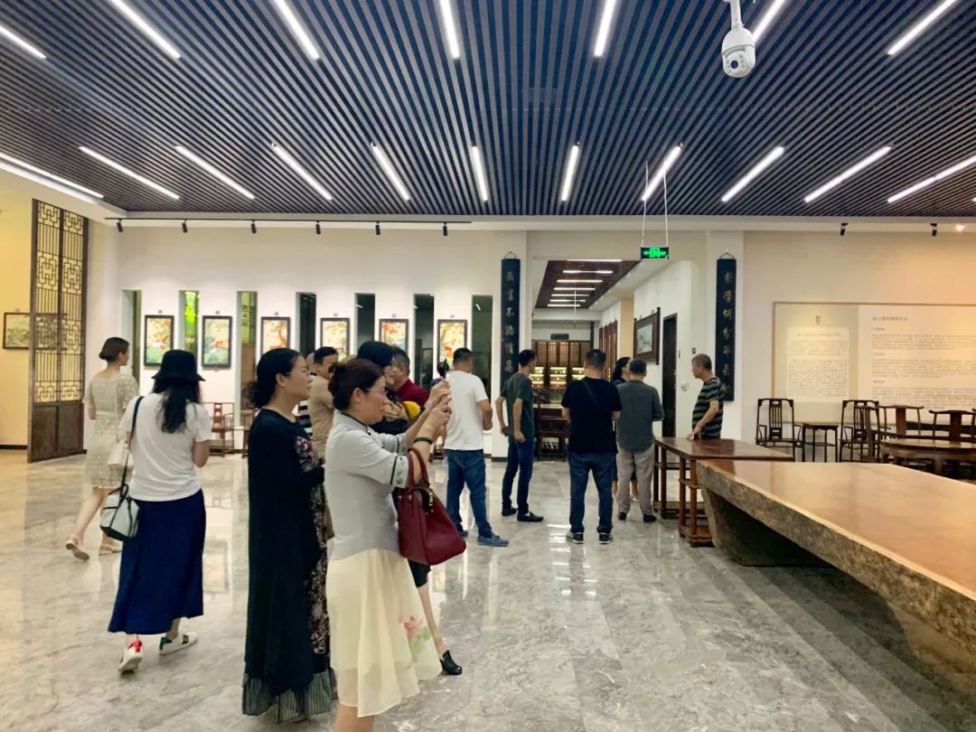 瑶山书院博物馆建筑面积达9000平,馆内有丰富的艺术藏品.
