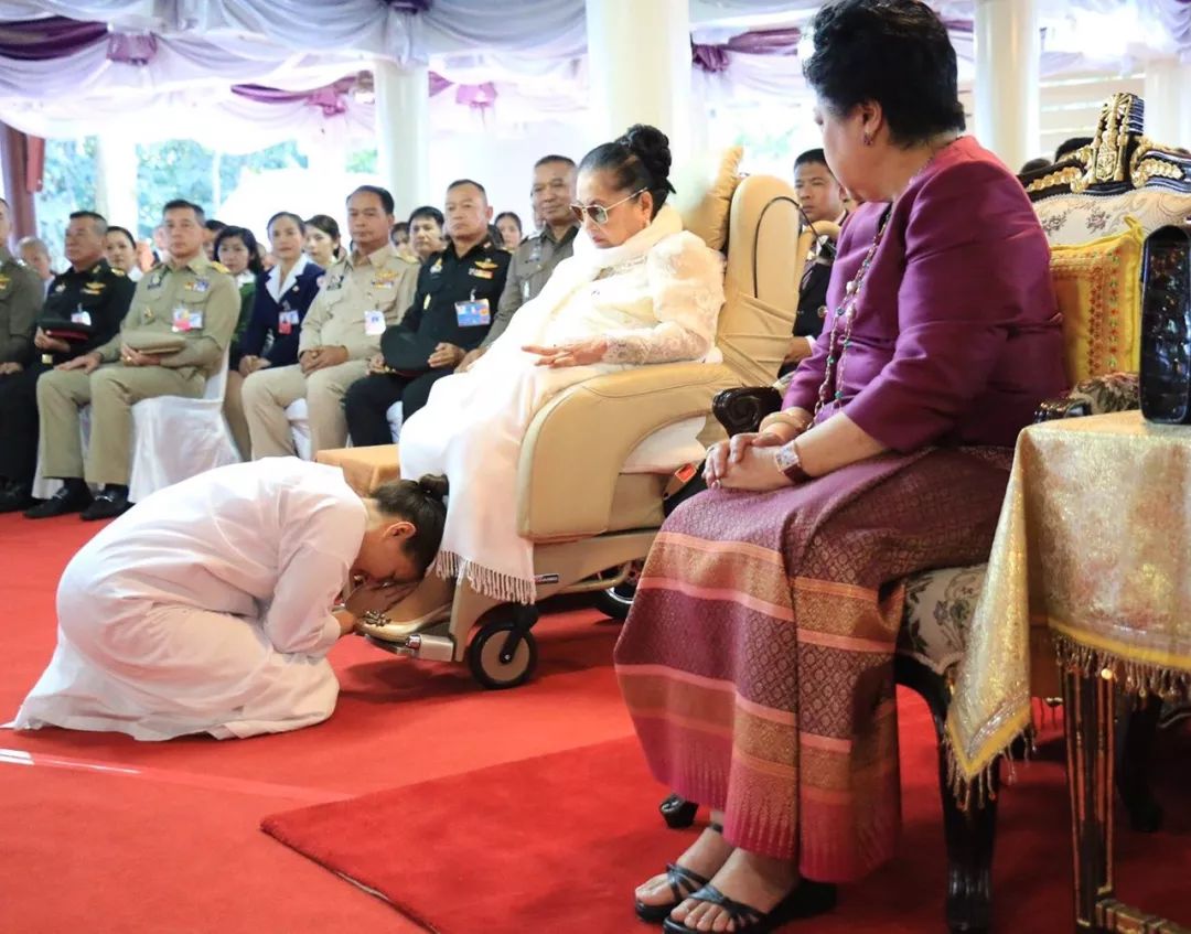 泰国王妃送妹妹出家年轻时姐姐清秀妹妹惊艳可人生都这么悲苦