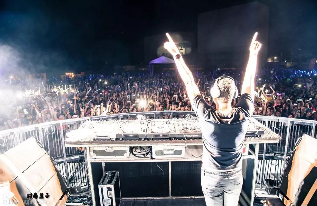 街舞表达的是hip-hop音乐,hip-hop这个词是著名dj,love bug starski