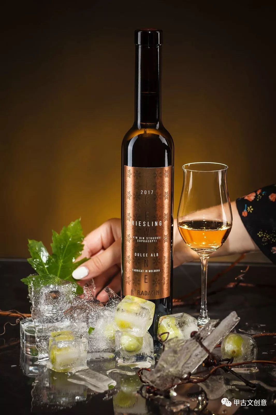 在凉风笼罩的葡萄园中感受冰酒的温暖