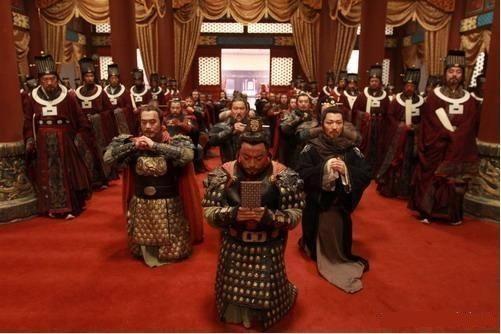 他不但按照所谓的"天命"给众英雄排了座次,还挂上忠义堂的牌匾,两边